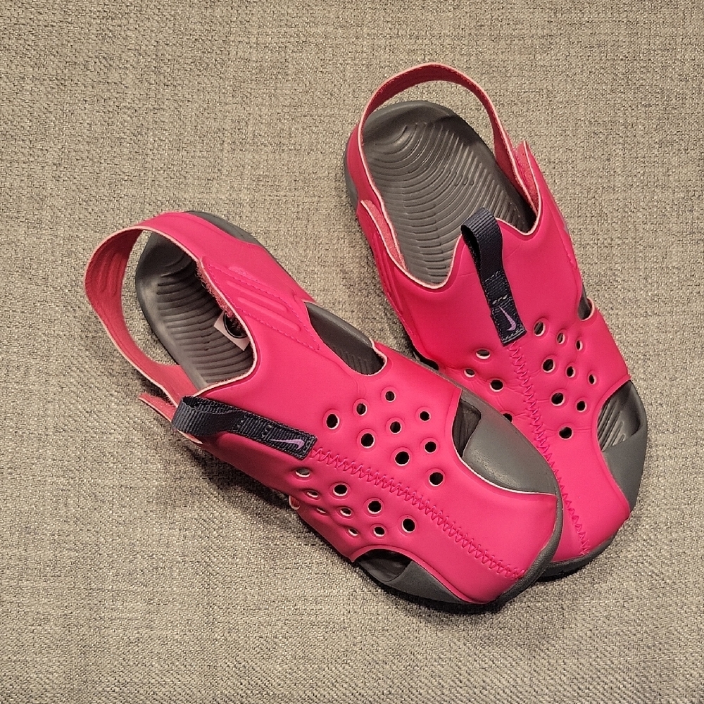 New w/o Box Nike Pink and Gray Sandals Sz 1 Youth
